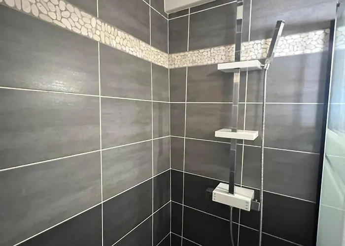 Le Phare Du Bout Du Monde - Proche Du Port La Flotte